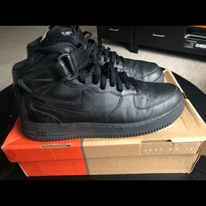 Nike Airforce 1 all blk ‘82. Size 11.5